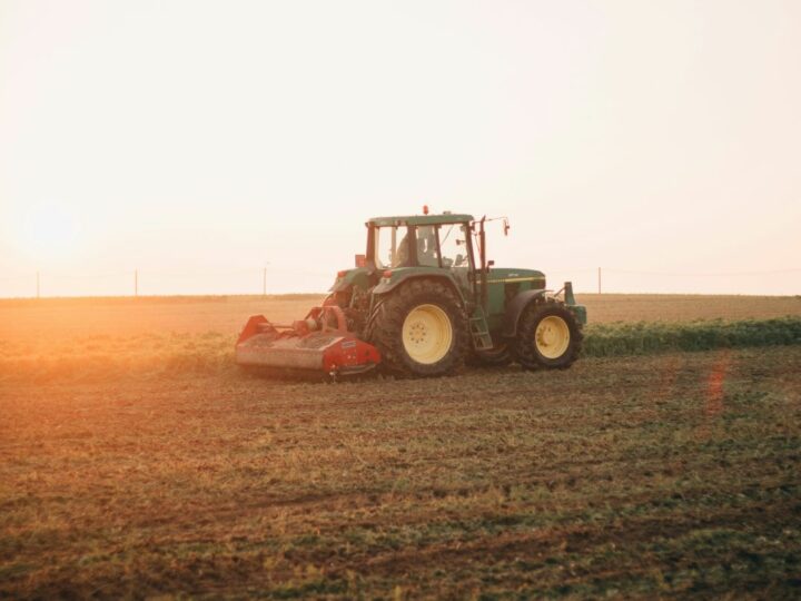 Ekonomia zakupu nowych i używanych maszyn rolniczych: Analiza kosztów i korzyści