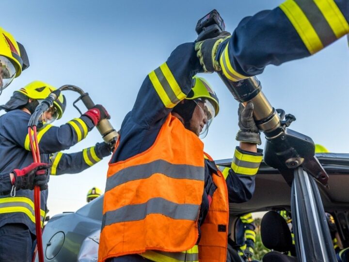 Pożoga w Przechlewie: Dwóch strażaków rannych w wyniku przeogromnego pożaru na terenie gospodarstwa