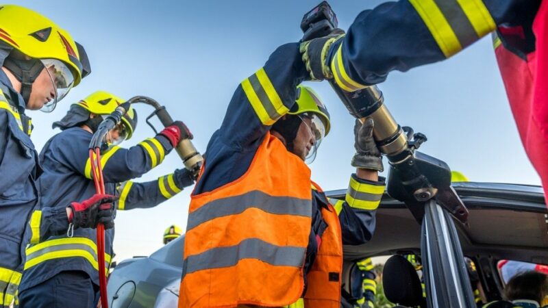 Pożoga w Przechlewie: Dwóch strażaków rannych w wyniku przeogromnego pożaru na terenie gospodarstwa