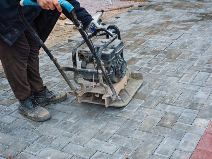 Domowe sposoby na czyszczenie kostki brukowej z mchu i chwastów