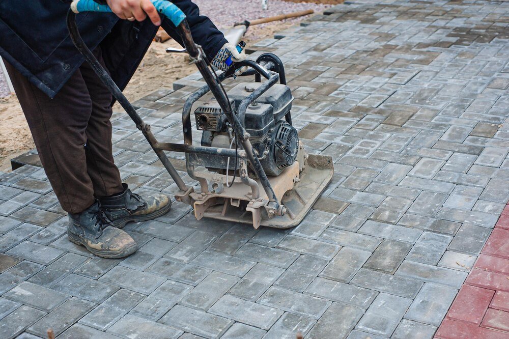 Domowe sposoby na czyszczenie kostki brukowej z mchu i chwastów