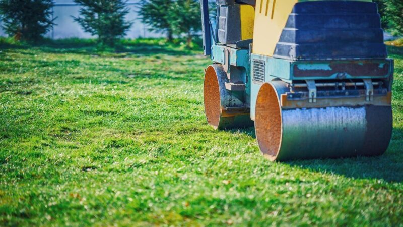 Jak przygotować podłoże pod trawę z rolki