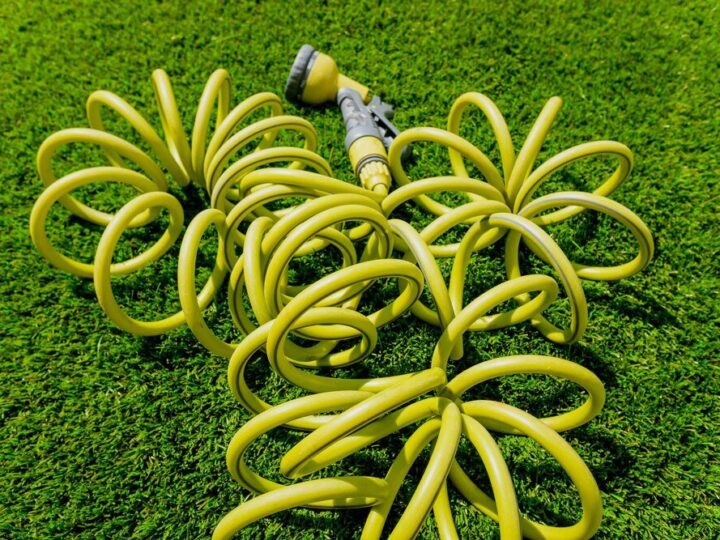 Ranking najlepszych węży ogrodowych 2022 – jak wybrać idealny przewód do podlewania?