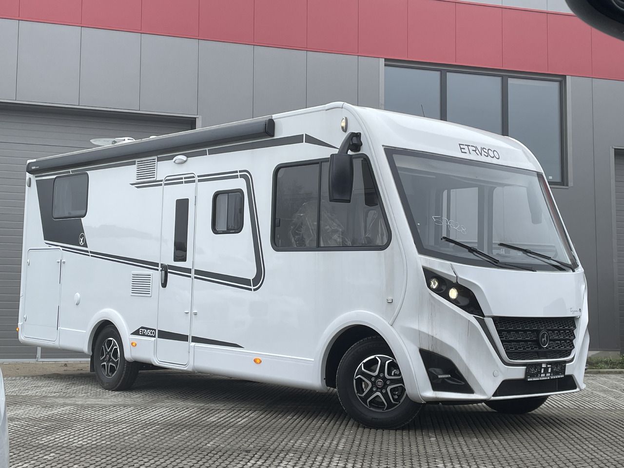Etrusco I 7400 SBC kamper integra z opuszczanym łóżkiem